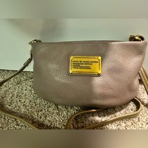 Mini Marc Jacobs crossbody bag. Taupe/greyish-beige color.